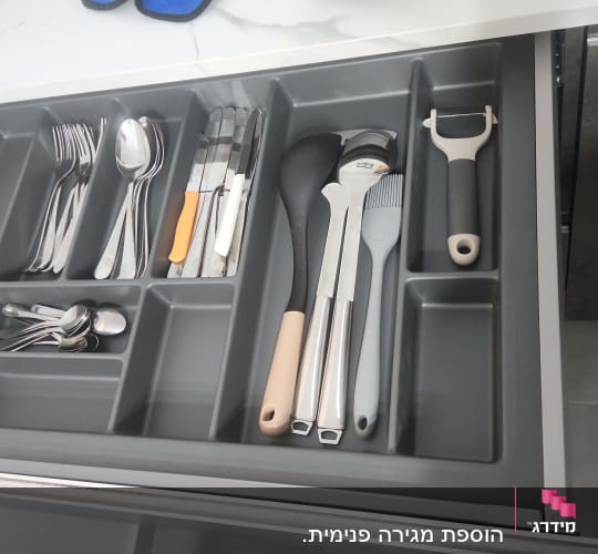 מגירת מטבח עם סכו"ם וכלי בישול שונים